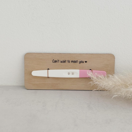 Houten aankondigingsbordje zwangerschap · Can't wait to meet you