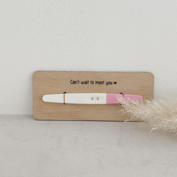 Houten aankondigingsbordje zwangerschap · Can't wait to meet you
