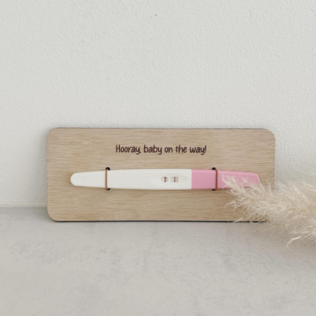 Houten aankondigingsbordje zwangerschap · Hooray, baby on the way!